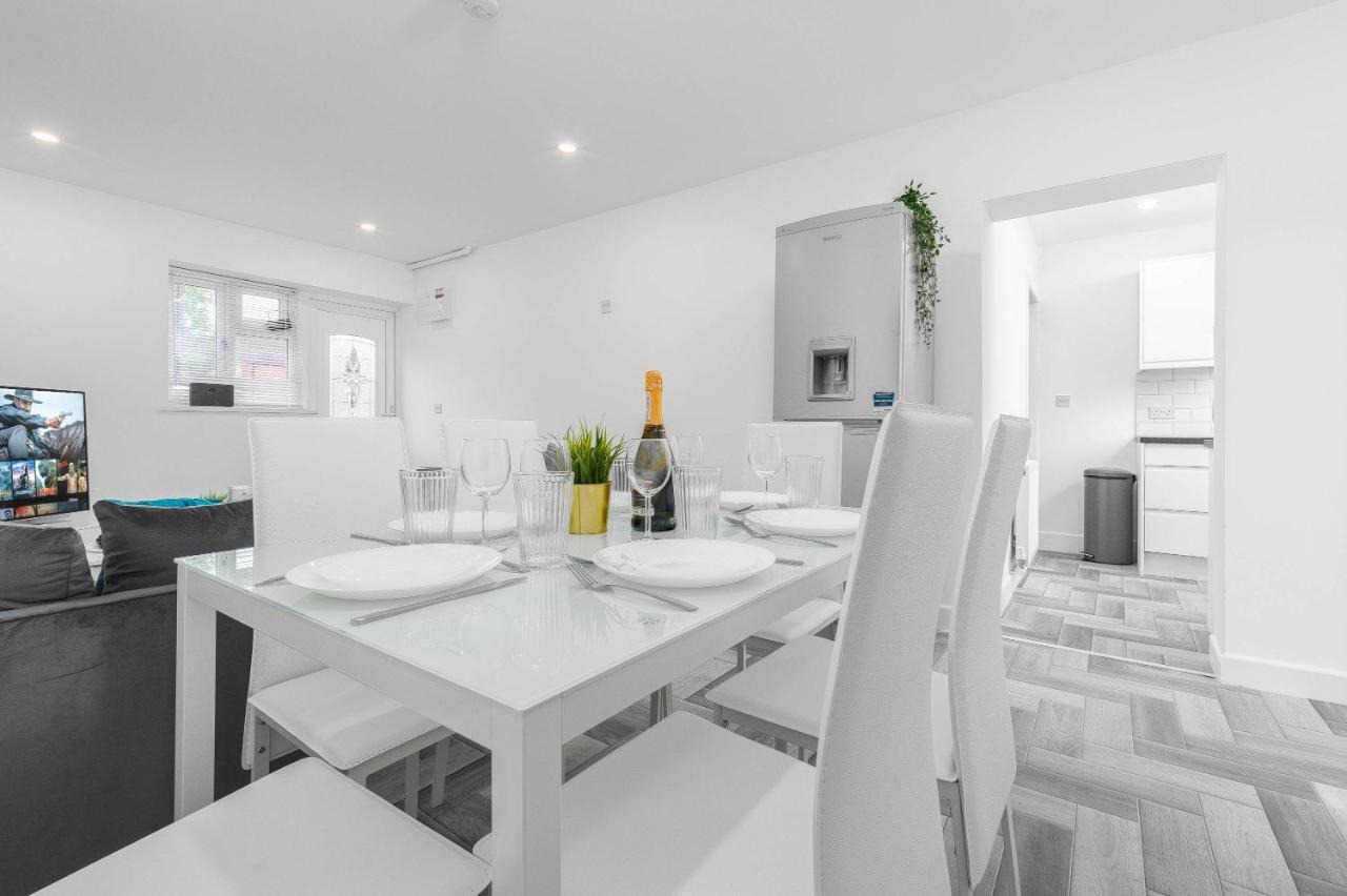 5 Bedroom House - 10 Guests - Multiple Off Street Parking - Garden - Smart Tv - Wifi - Contractors - Families - Groups Birmingham Luaran gambar