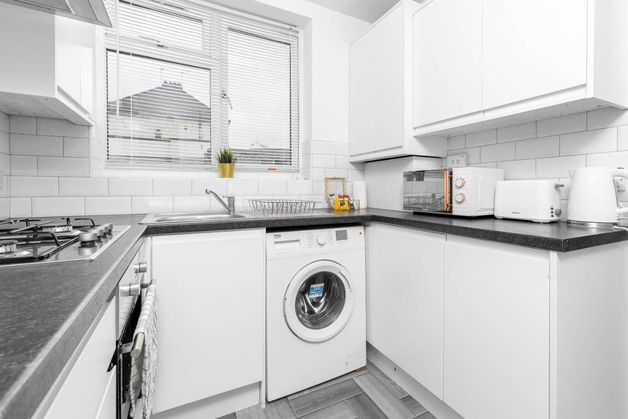 5 Bedroom House - 10 Guests - Multiple Off Street Parking - Garden - Smart Tv - Wifi - Contractors - Families - Groups Birmingham Luaran gambar