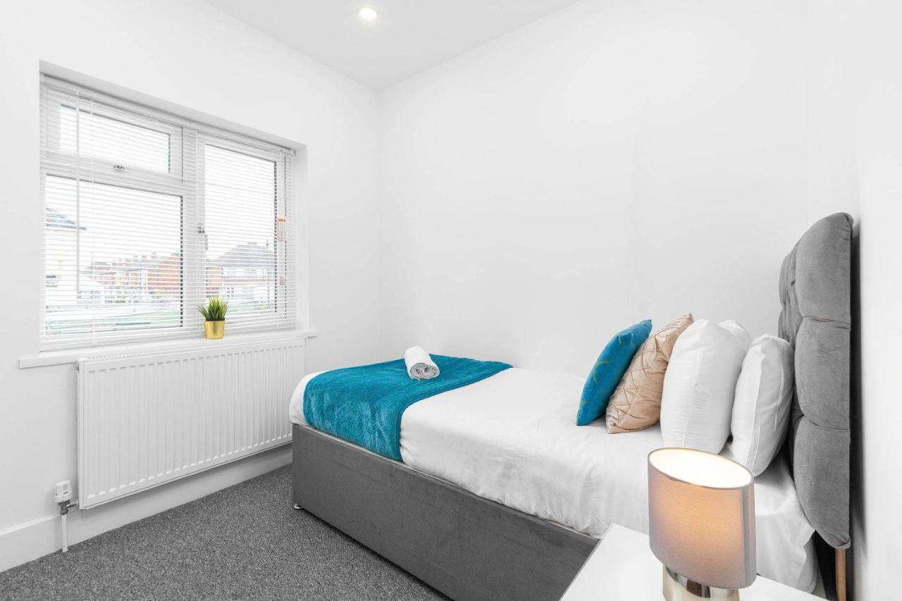 5 Bedroom House - 10 Guests - Multiple Off Street Parking - Garden - Smart Tv - Wifi - Contractors - Families - Groups Birmingham Luaran gambar