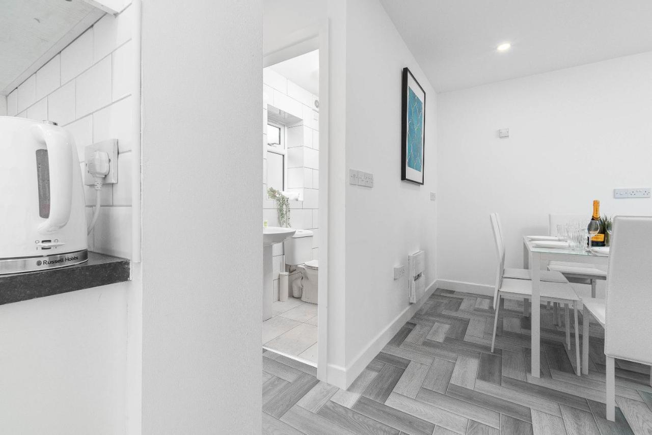5 Bedroom House - 10 Guests - Multiple Off Street Parking - Garden - Smart Tv - Wifi - Contractors - Families - Groups Birmingham Luaran gambar